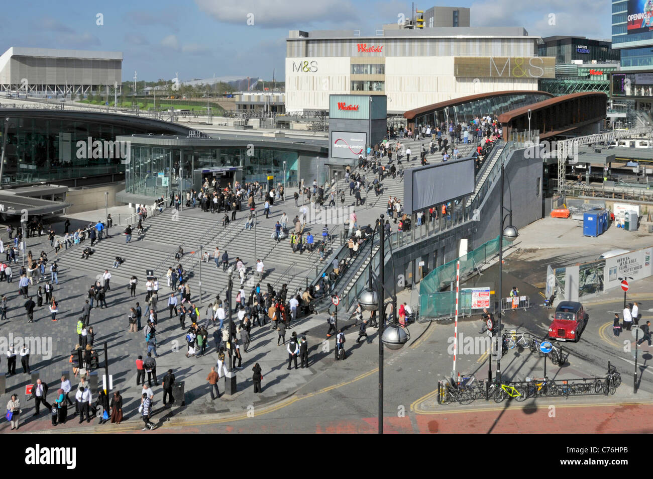 Vista aerea urbana M&S Retail business costruire folle di persone Stazione ferroviaria di Stratford e centro commerciale Westfield, Newham East Londra Inghilterra Regno Unito Foto Stock
