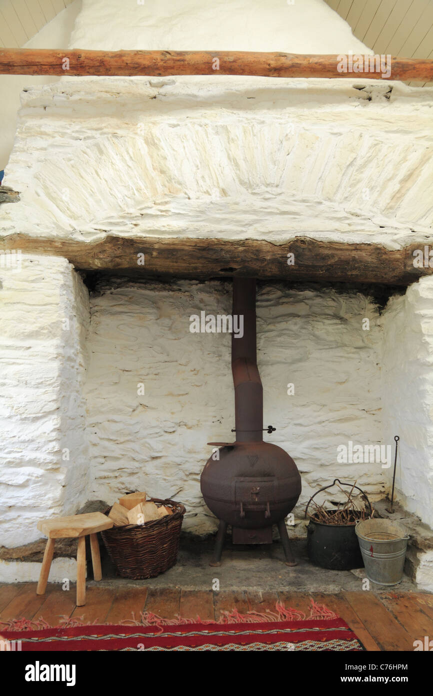 Un vaso panciuto stufa in un tradizionale caminetto irlandese, nella contea di Kerry, Repubblica di Irlanda Foto Stock