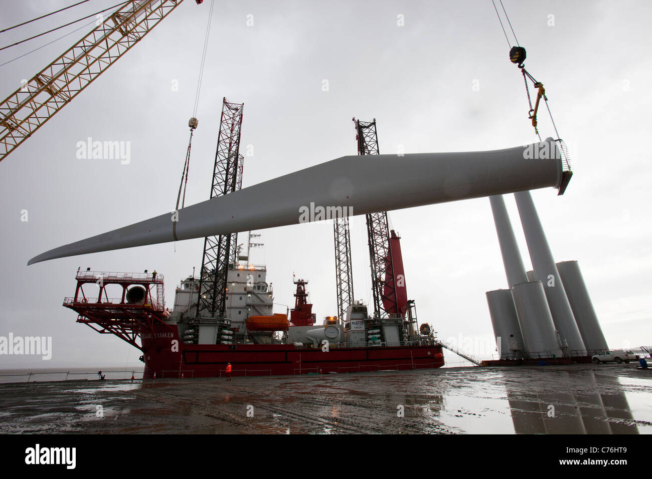Pale per turbine eoliche sollevato su un martinetto fino chiatta, per costruire il Wlaney offshore wind farm. Foto Stock