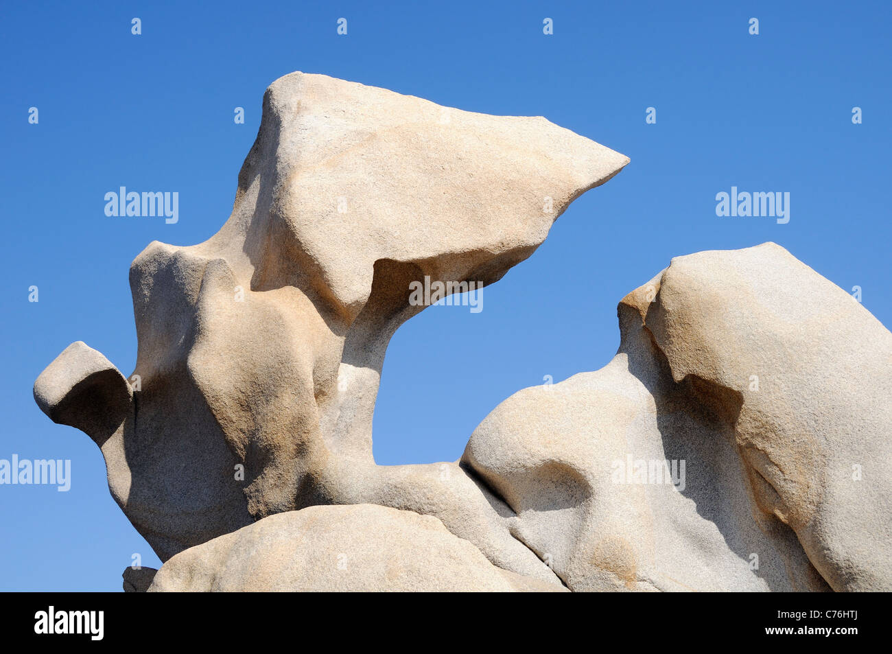 Rocce di granito levigate e scolpite dal vento, meteo e il mare in strane forme organiche e punto di Campomoro, Corsica. Foto Stock