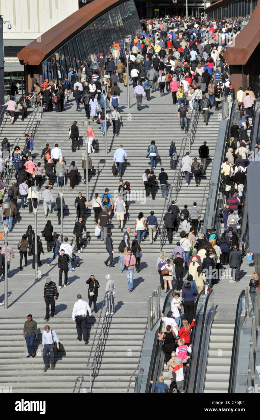 Uccelli aerei occhio vista folle di persone scale d'ingresso & La scala mobile si avvicina al centro commerciale Westfield a Stratford City Newham East Londra Inghilterra Regno Unito Foto Stock