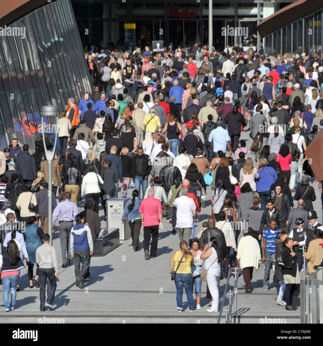 Vista aerea che guarda verso il basso su una folla di persone che amano lo stile di vita Fare la fila per entrare nel centro commerciale Westfield Stratford Newham East Londra Inghilterra Regno Unito Foto Stock