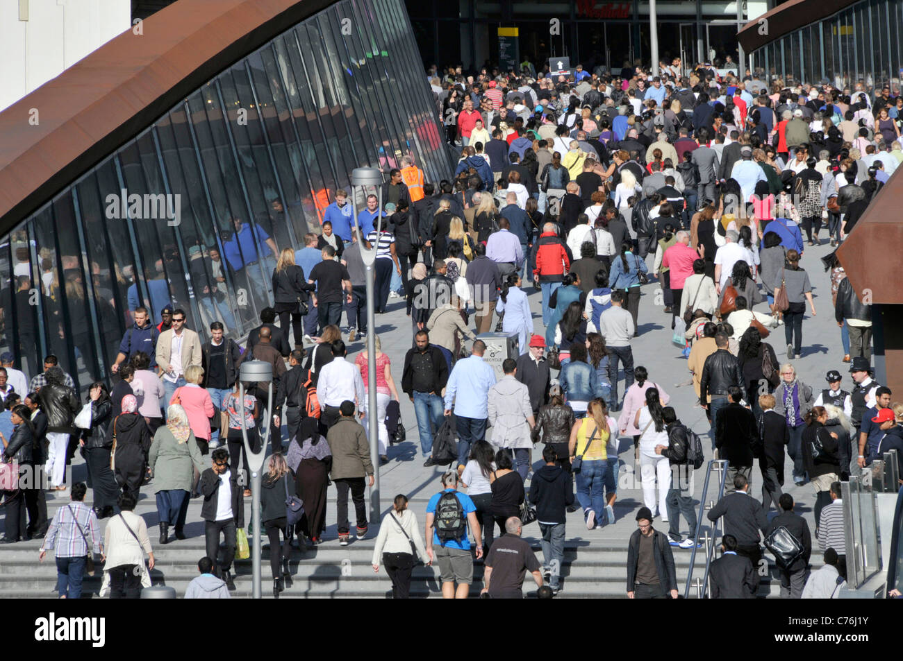 Vista aerea folla di persone Westfield Shopping Centre ingresso principale ampio ponte pedonale sopra la stazione di Stratford dopo la prima apertura East London Inghilterra Regno Unito Foto Stock