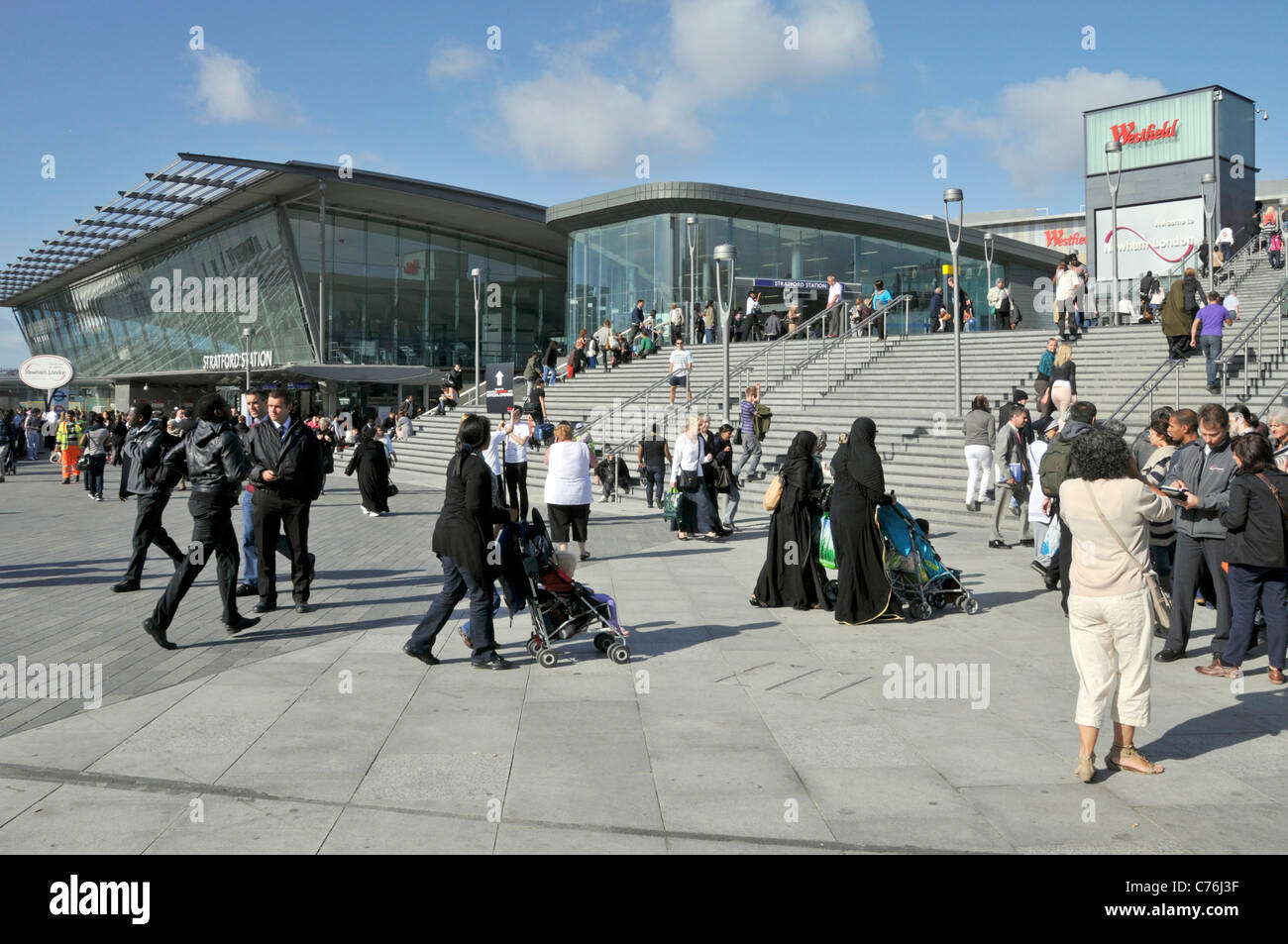 Stratford stazione regionale complesso con il centro commerciale Westfield passi di avvicinamento all'entrata principale Foto Stock