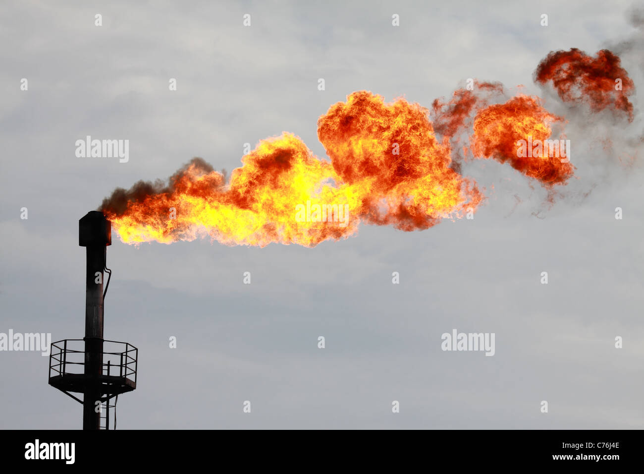 Torce per carcassa-testa del gas flaring durante l'olio Foto Stock
