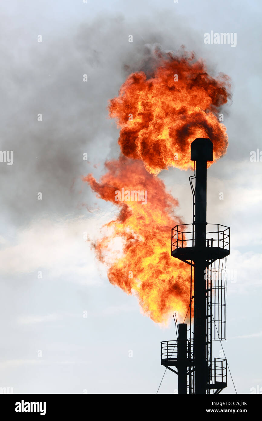 Torce per carcassa-testa del gas flaring durante l'olio Foto Stock