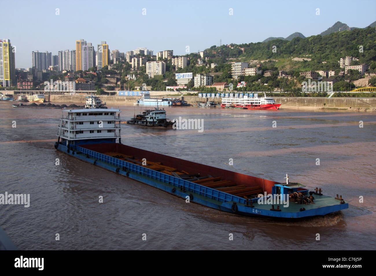 Traffico fluviale sul fiume Yangtze a Chongqing Cina Foto Stock