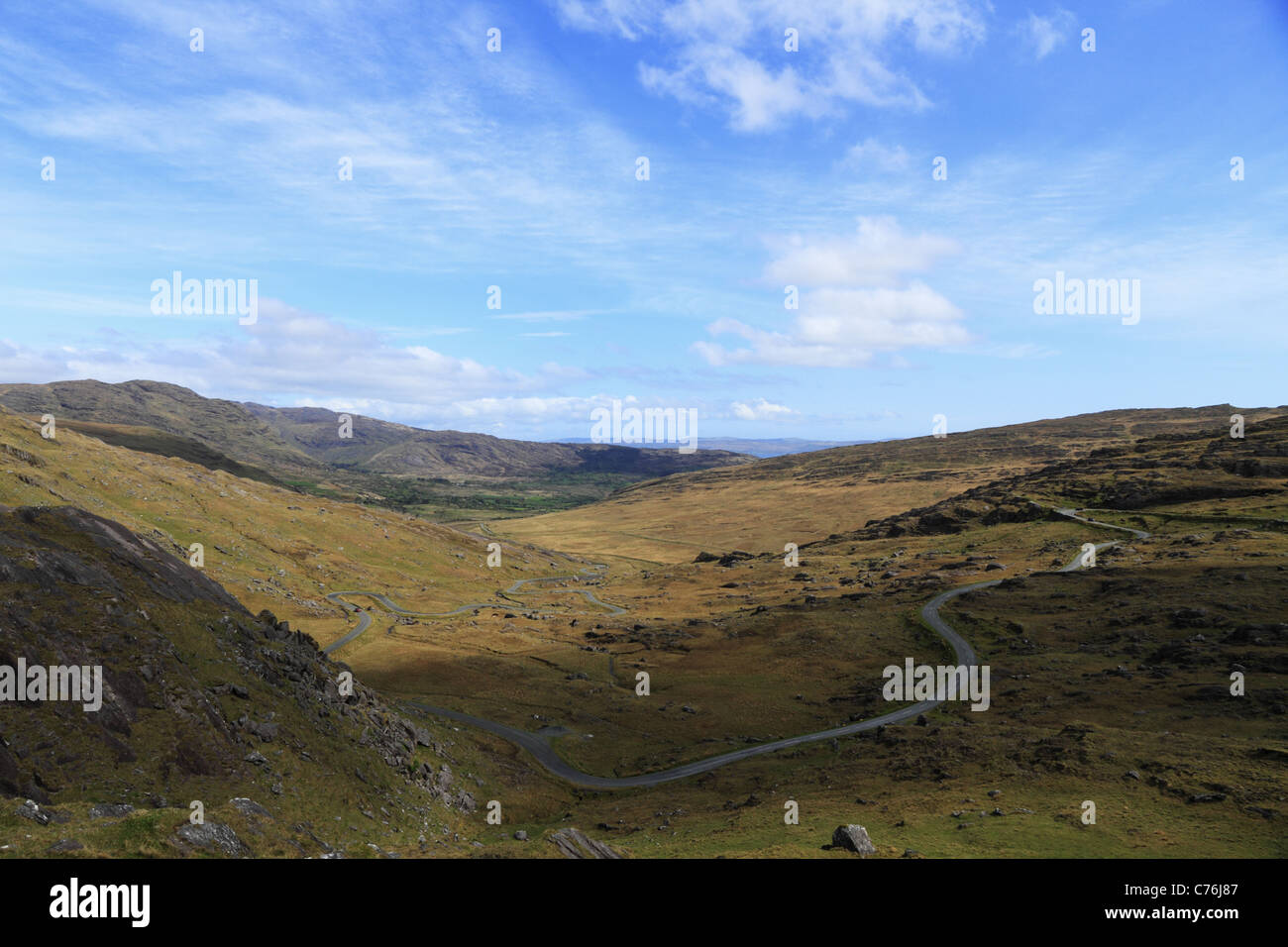 La vista attraverso il Healy Pass sulla penisola di Beara verso Co Cork nella Repubblica di Irlanda. Foto Stock