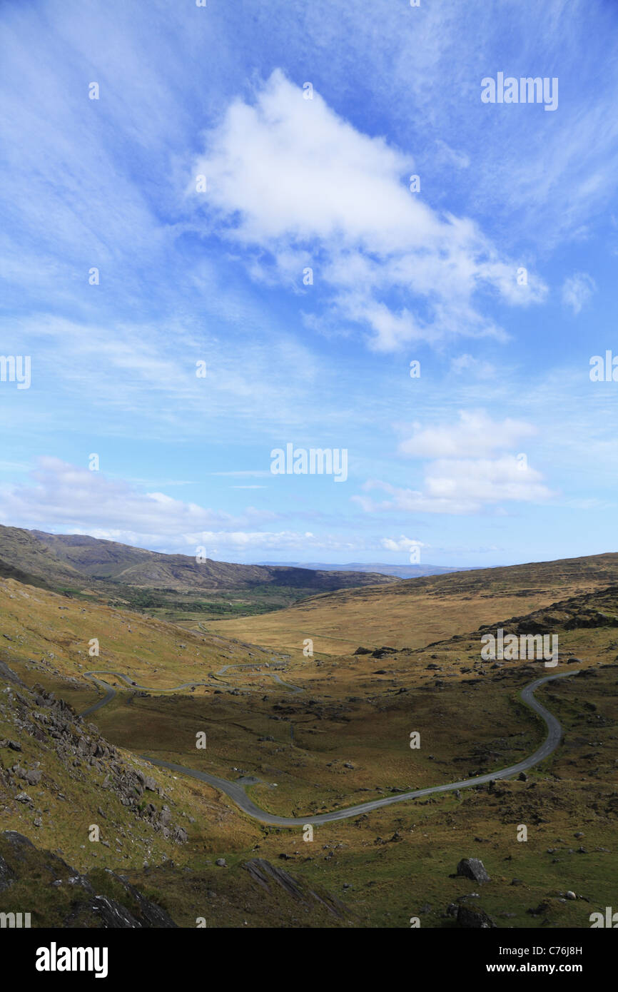 La vista attraverso il Healy Pass sulla penisola di Beara verso Co Cork nella Repubblica di Irlanda. Foto Stock