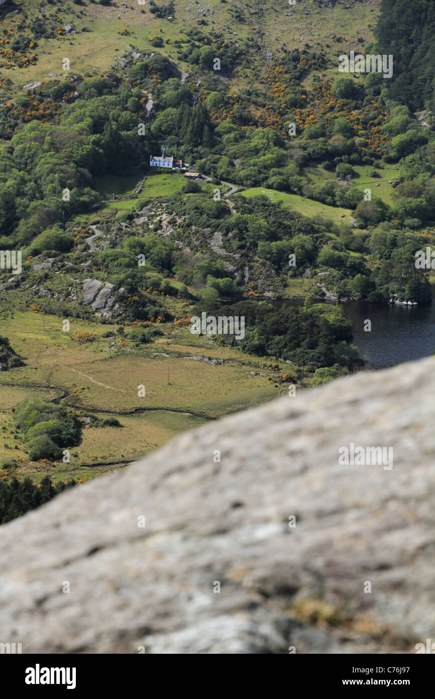 Un tradizionale cottage in una valle sulla Healy Pass, penisola di Beara, Co Kerry, Rep dell'Irlanda. Foto Stock