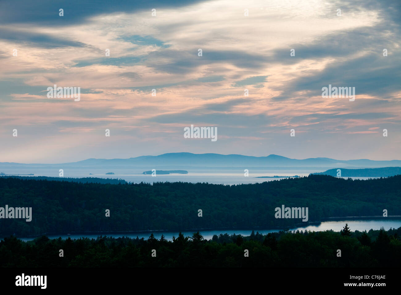 Una immagine di panorama delle montagne e della costa al tramonto. Foto Stock