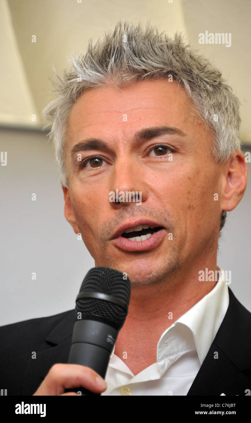 Regno Unito, Dorset, Jonathan Edwards CBE, presso il topping fuori cerimonia per la Vela olimpica atleta del villaggio di concorrenti a Portland Foto Stock