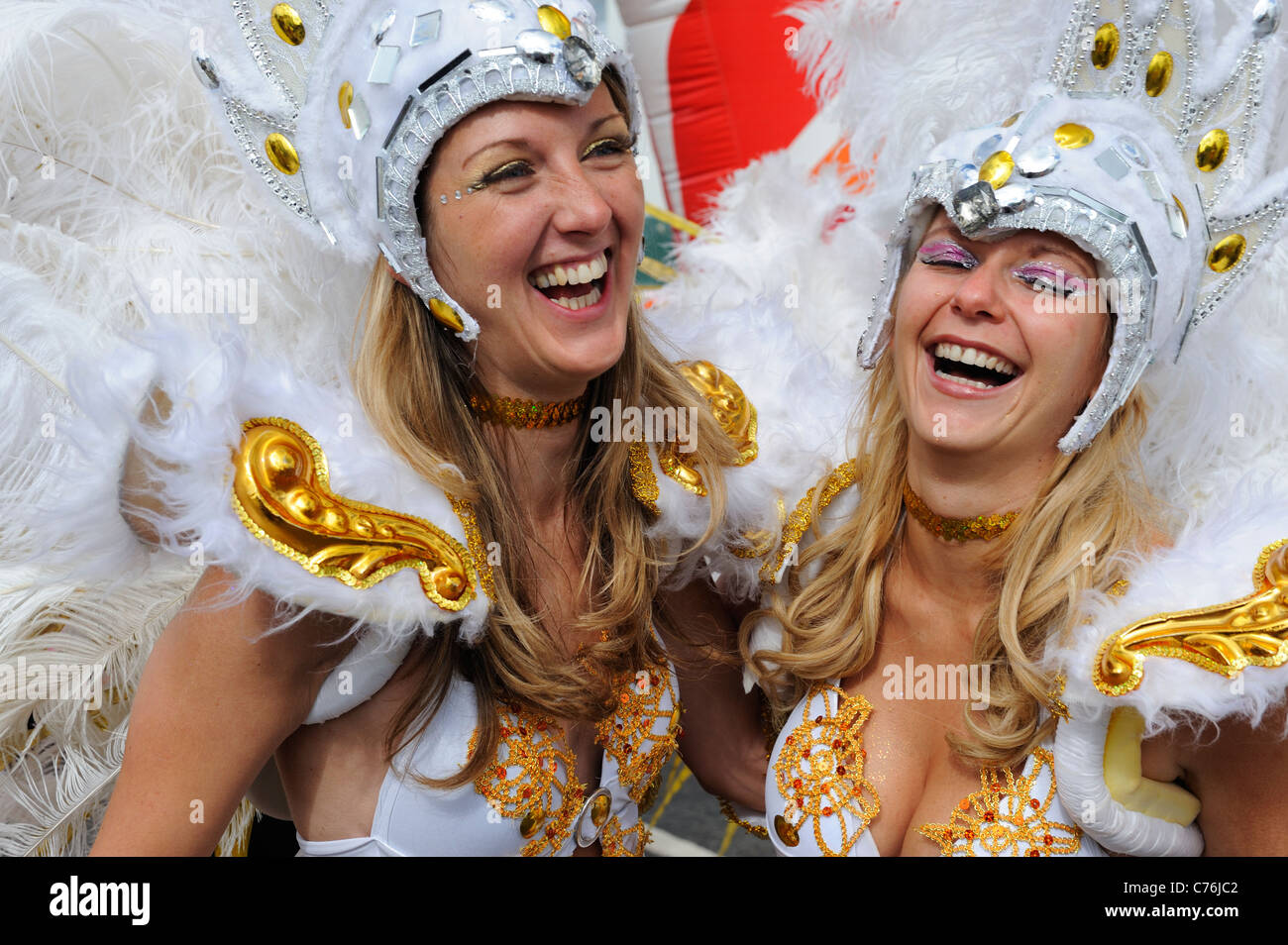 Gli artisti interpreti o esecutori di carnevale sorridente / ridere in piena felicità Foto Stock