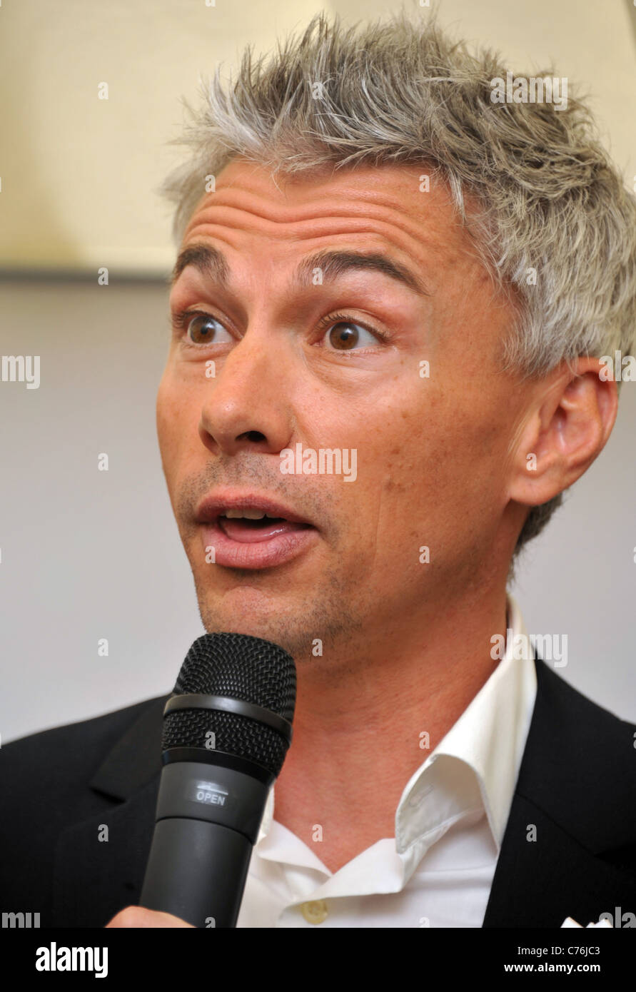 Regno Unito, Dorset, Jonathan Edwards CBE, presso il topping fuori cerimonia per la Vela olimpica atleta del villaggio di concorrenti a Portland Foto Stock