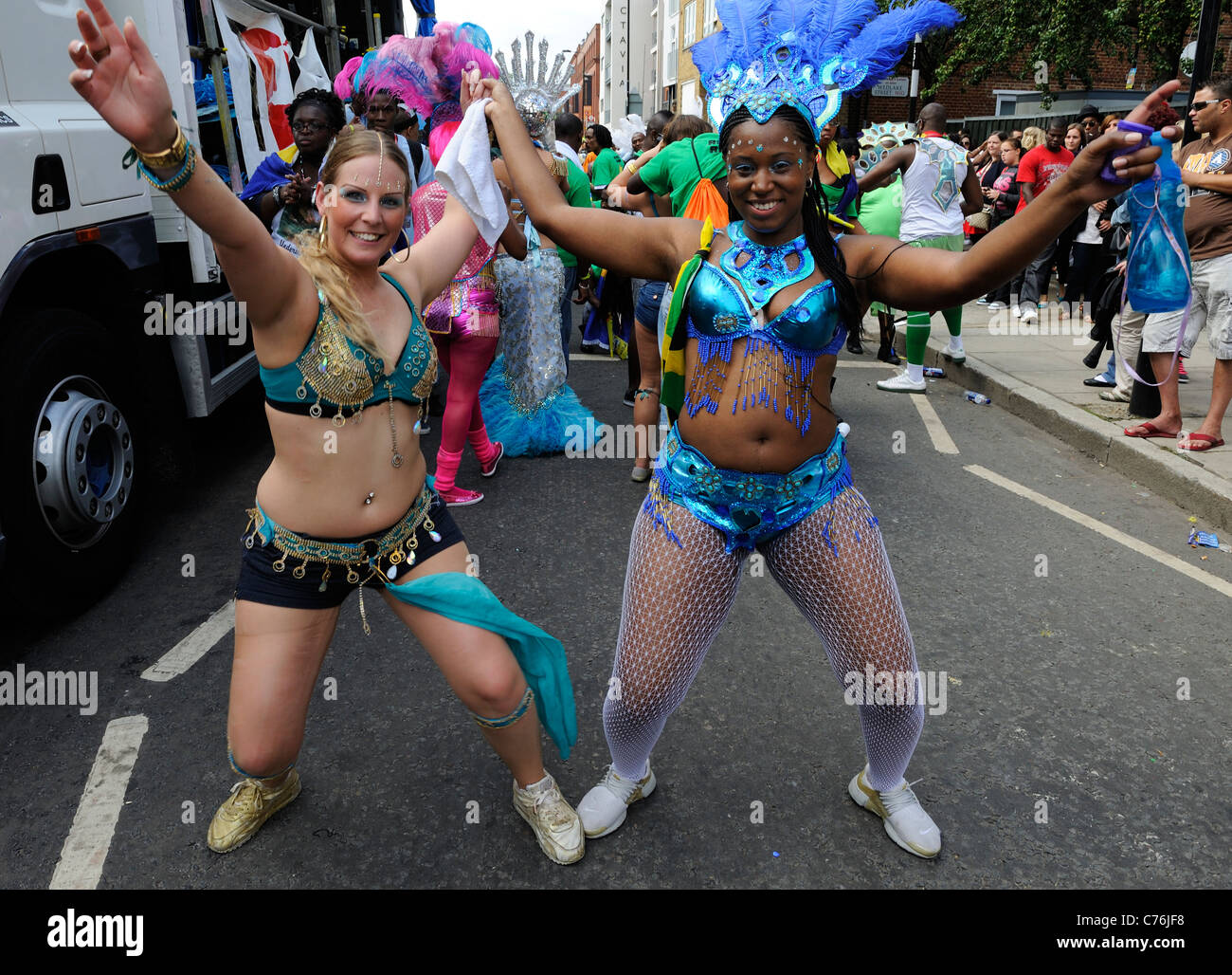 Il carnevale di eseguire ballerini in costume colorato Foto Stock
