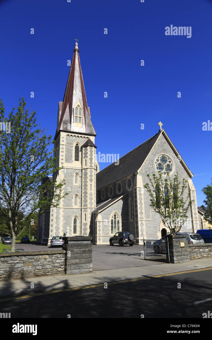 Croce santa romana Chiesa cattolica nella città di Kenmare, Co Kerry, Rep dell'Irlanda. Foto Stock