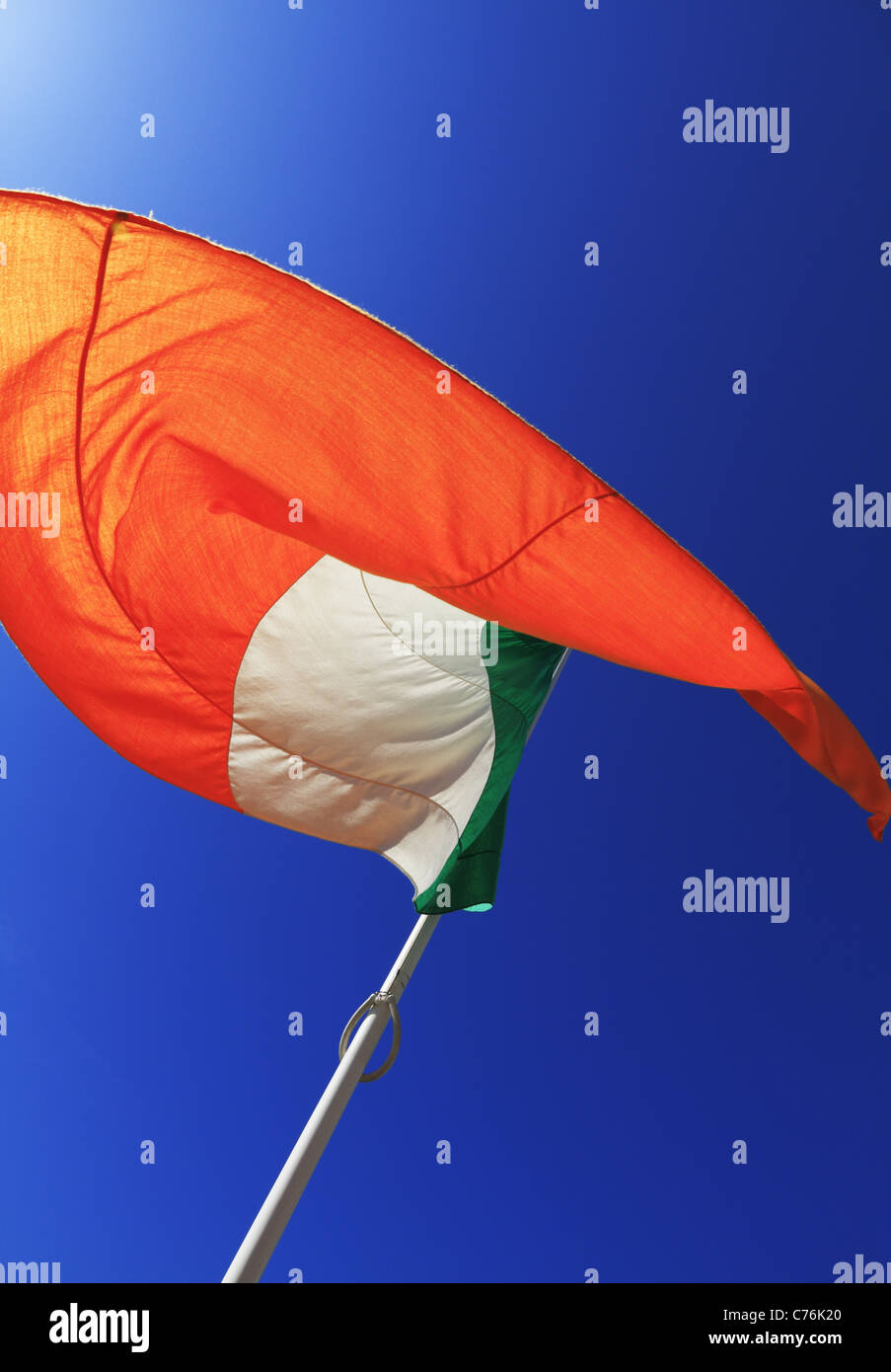 La bandiera nazionale di Irlanda contro un cielo blu. Foto Stock