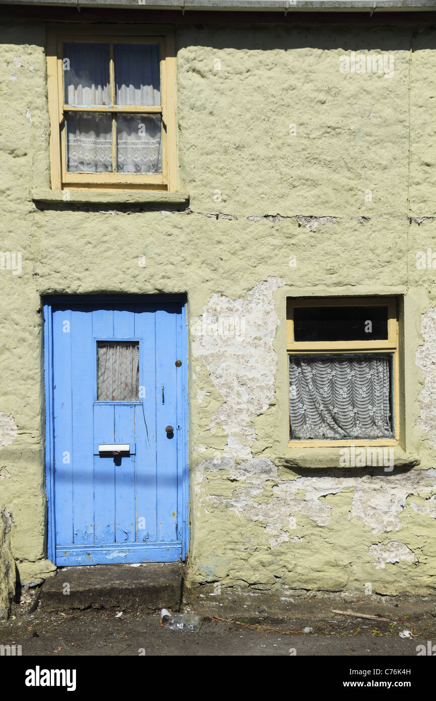 Un vecchio cottage fatiscente in Kenmare, Co Kerry, Rep dell'Irlanda. Foto Stock