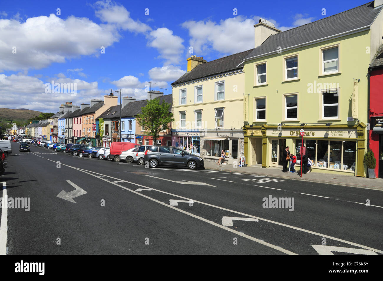 Main Street, Kenmare, Co Kerry, Rep dell'Irlanda. Foto Stock