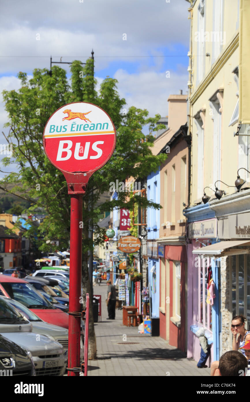 Un Bus Eireann (Irish Servizio Bus) fermata a richiesta su una strada in Kenmare, Co. Kerry, Irlanda. Foto Stock