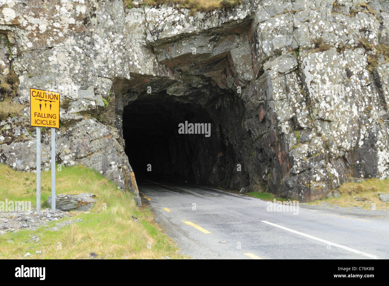 Un tunnel segno segnaletica post avverte di ghiaccioli caduta. Foto Stock