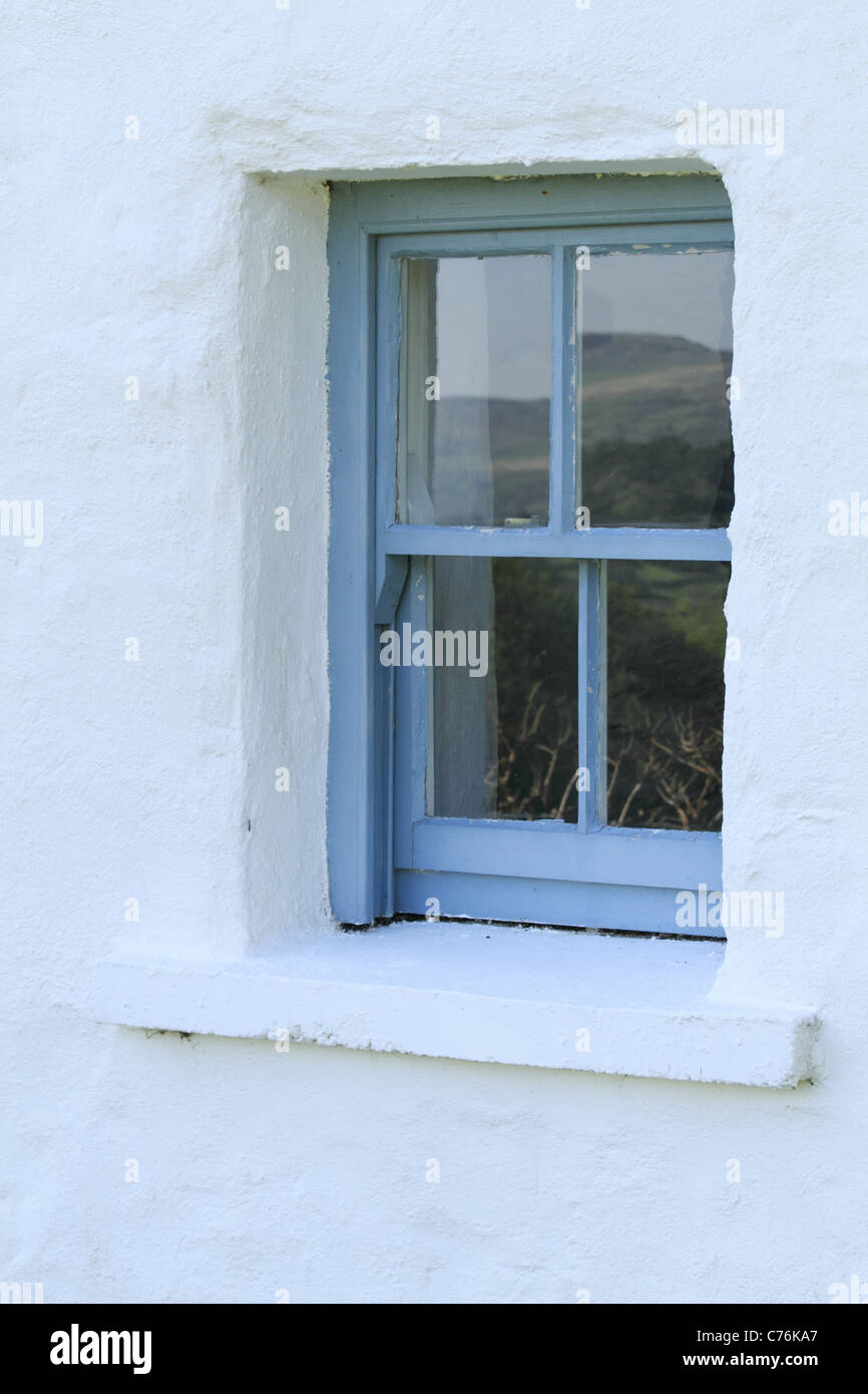 Un legno finestra a ghigliottina in un tradizionale Irish farm cottage vicino Lauragh, Co Kerry, Rep dell'Irlanda. Foto Stock