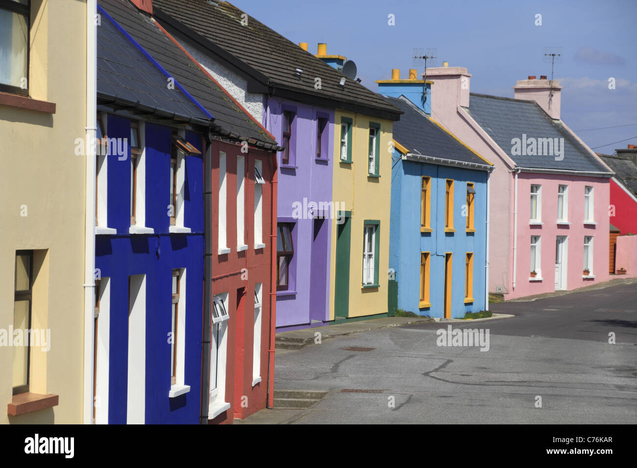 Case vivacemente colorate nel villaggio di Eyeries, West Cork, Irlanda. Foto Stock