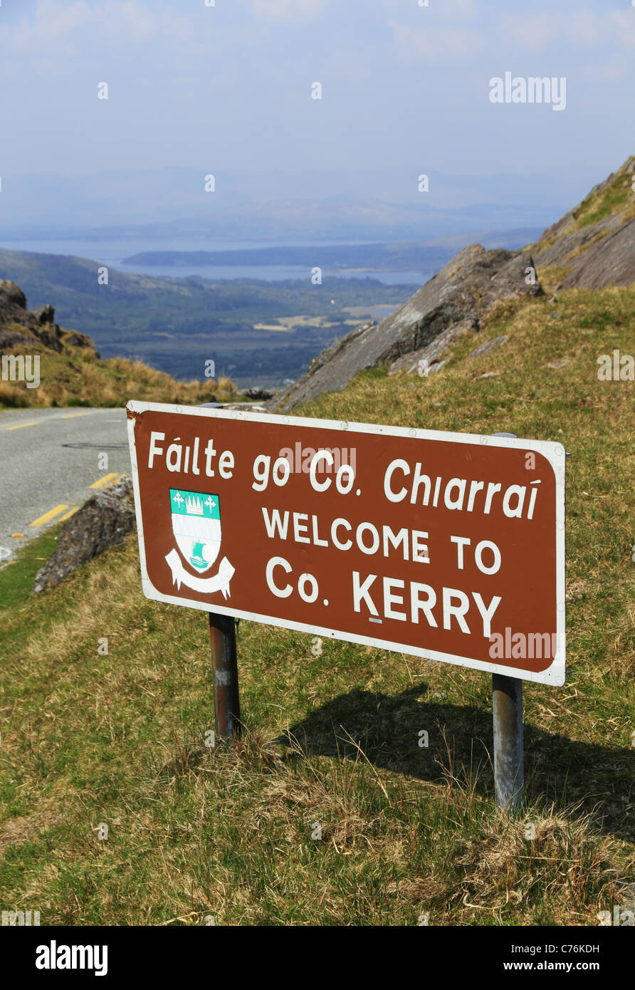 Un segno al Healy pass accoglie le persone per la contea di Kerry sulla costa occidentale della Repubblica di Irlanda. Foto Stock