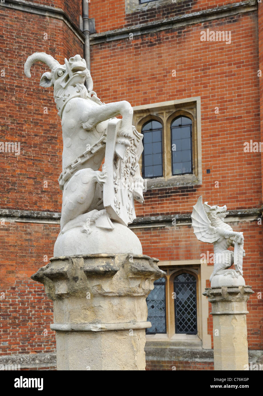 Fantastico bestia statue Hampton Court Palace ingresso Foto Stock