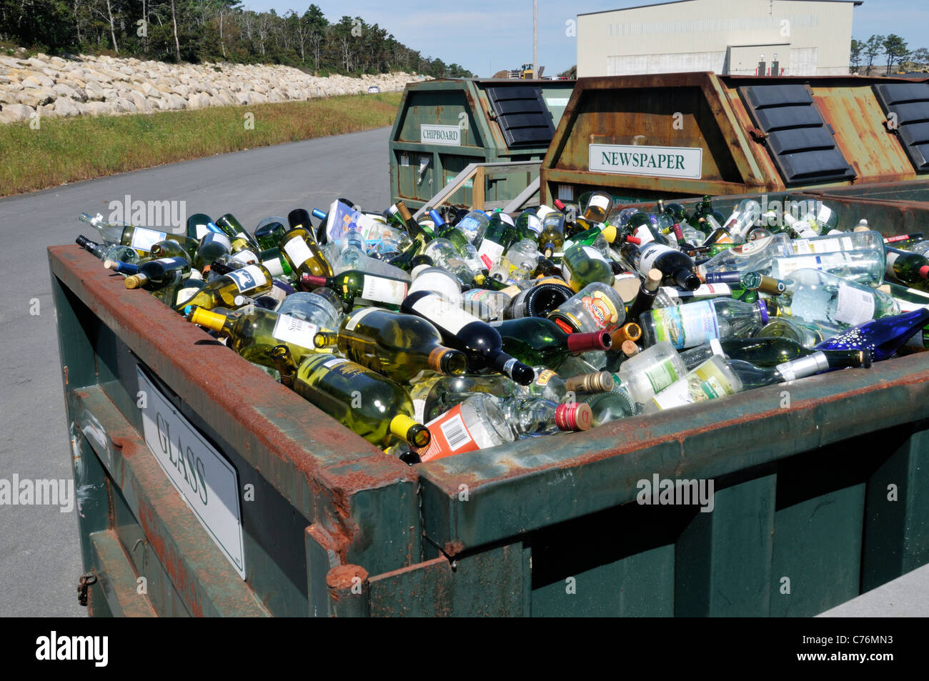 Cassonetto pieno di bottiglie di vetro per il riciclo in una discarica e riciclaggio il trasferimento dalla stazione di Bourne, Cape Cod, Massachusetts, STATI UNITI D'AMERICA. Foto Stock