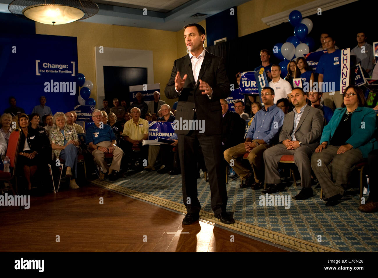 London, Canada - 12 Settembre 2011: Tim Hudak, leader per il partito conservatore progressivo di Ontario parla di sostenitori. Foto Stock