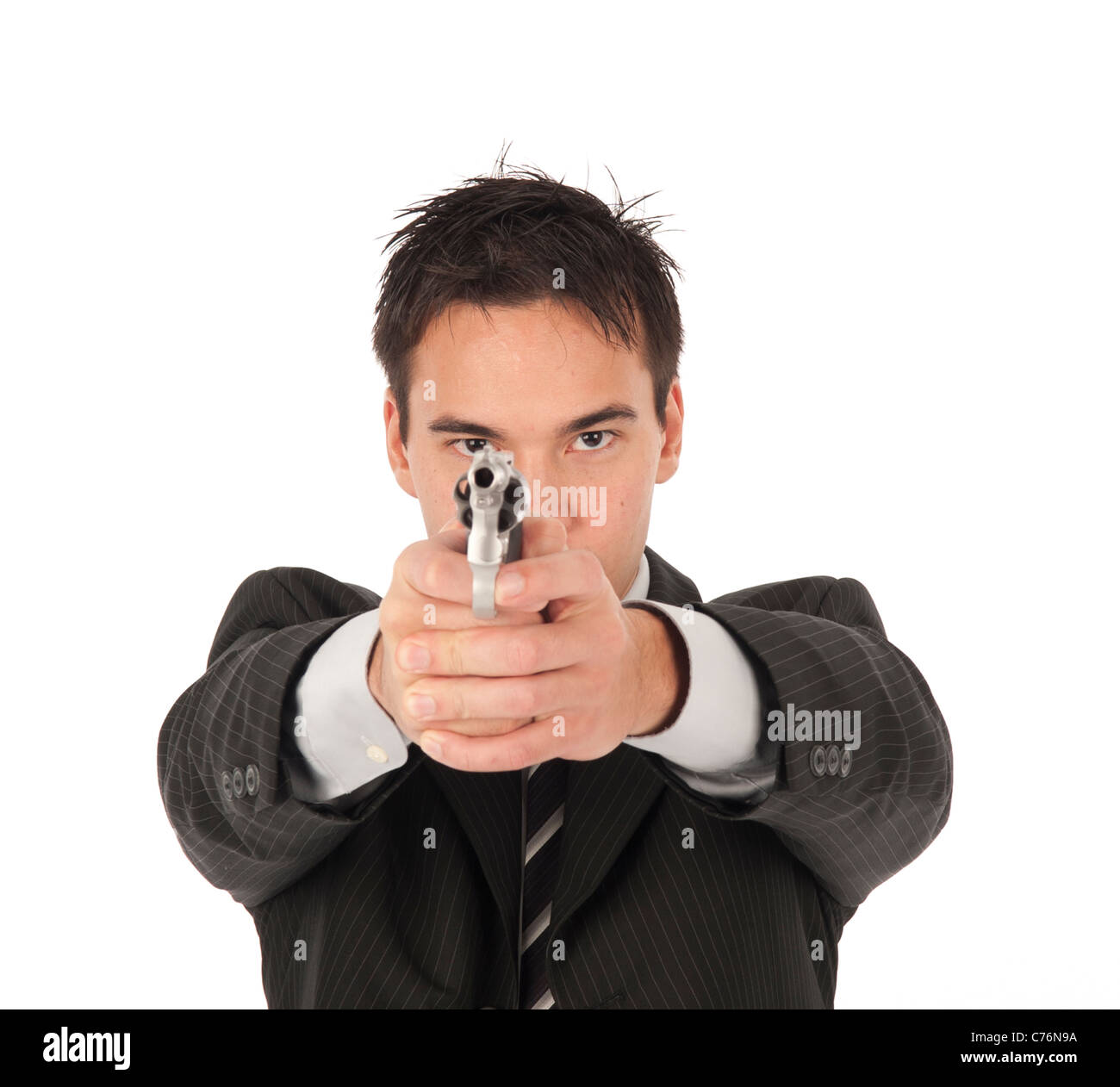 Un uomo indica un revolver dritto. su sfondo bianco Foto Stock