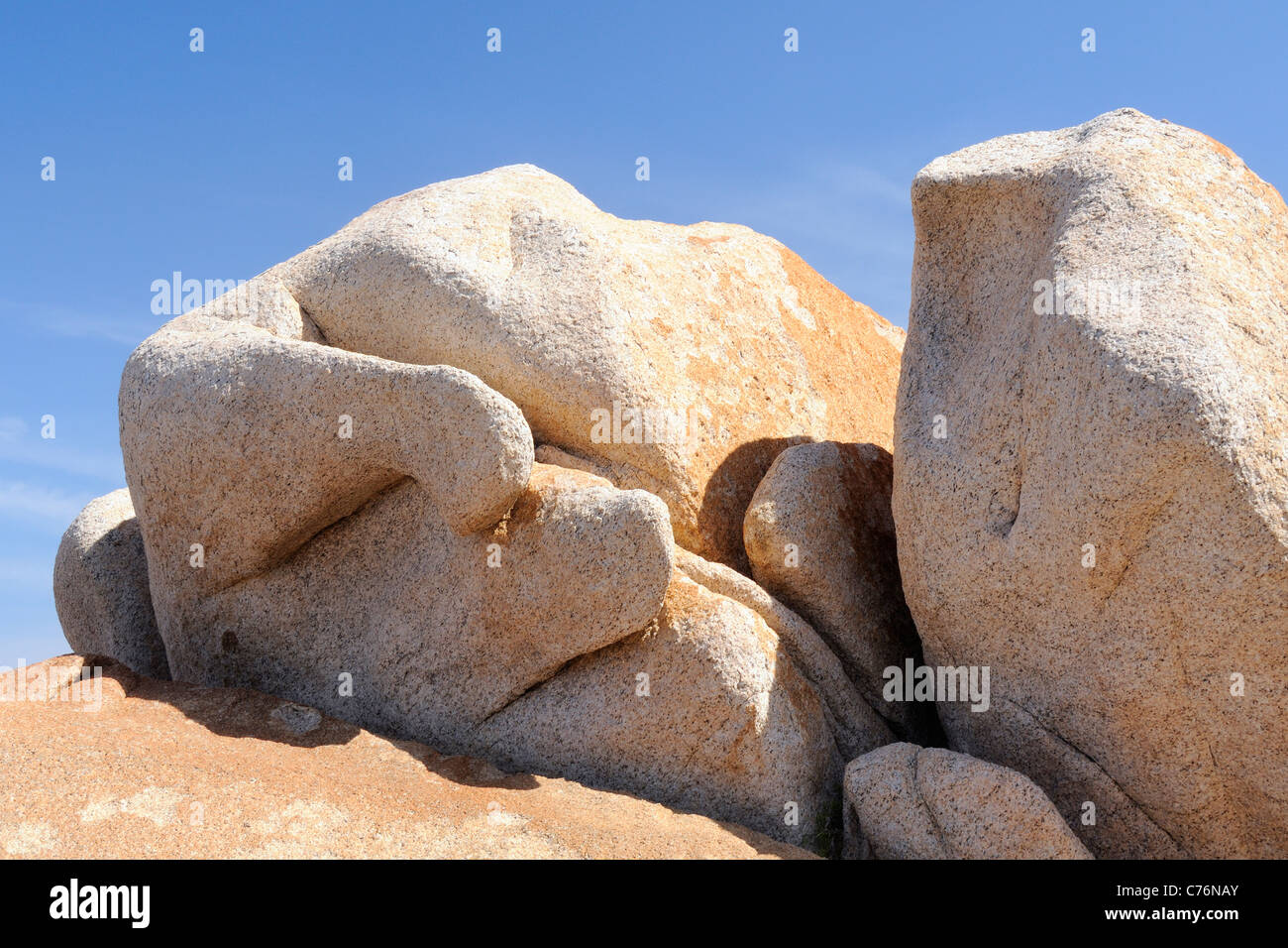 Massi di granito scolpite dal vento e meteo in forme organiche e punto di Campomoro, vicino a Propriano, Corsica, Francia. Foto Stock