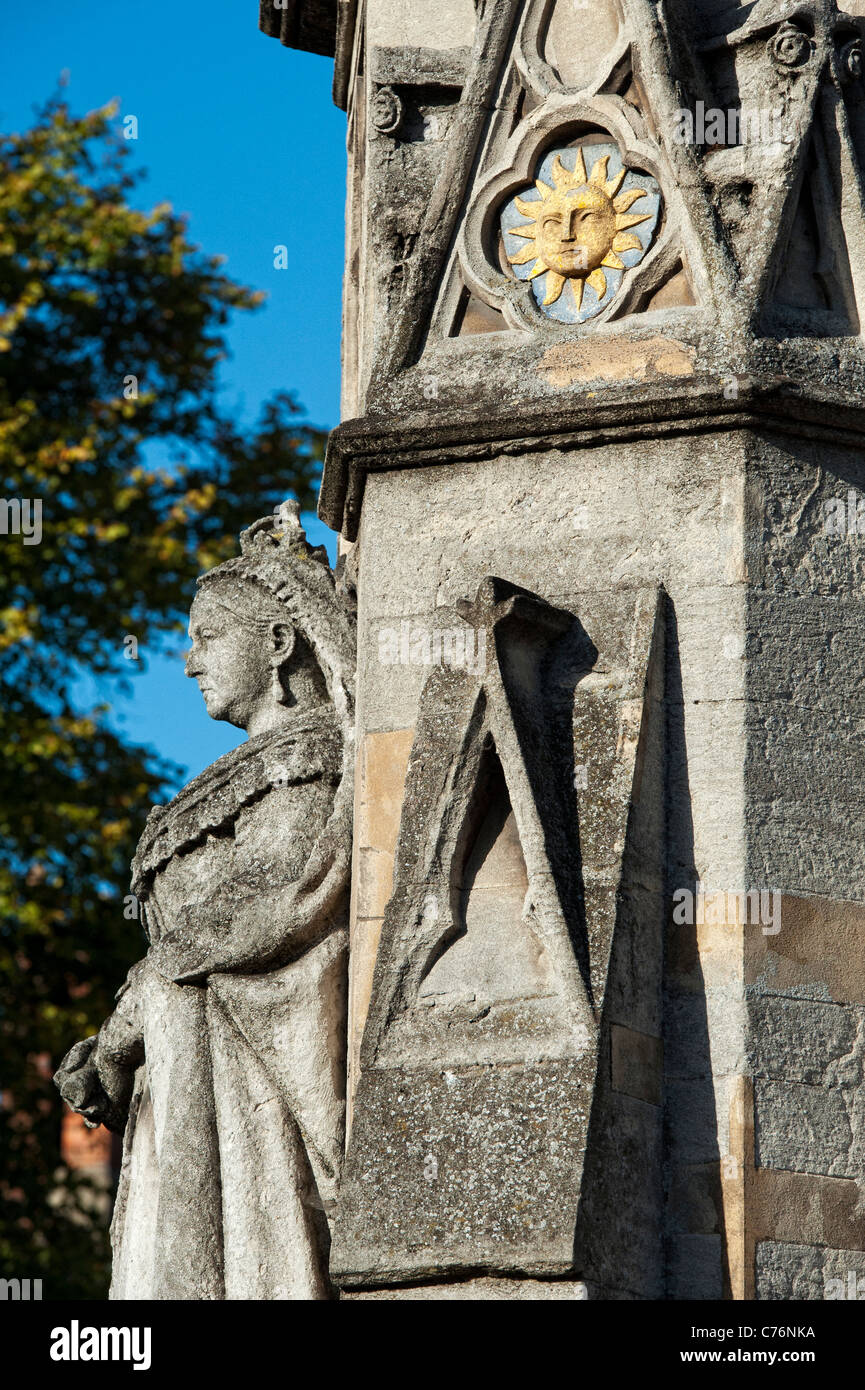 La regina Victoria statua e simbolo del sole su Banbury Cross, Oxfordshire, Inghilterra Foto Stock