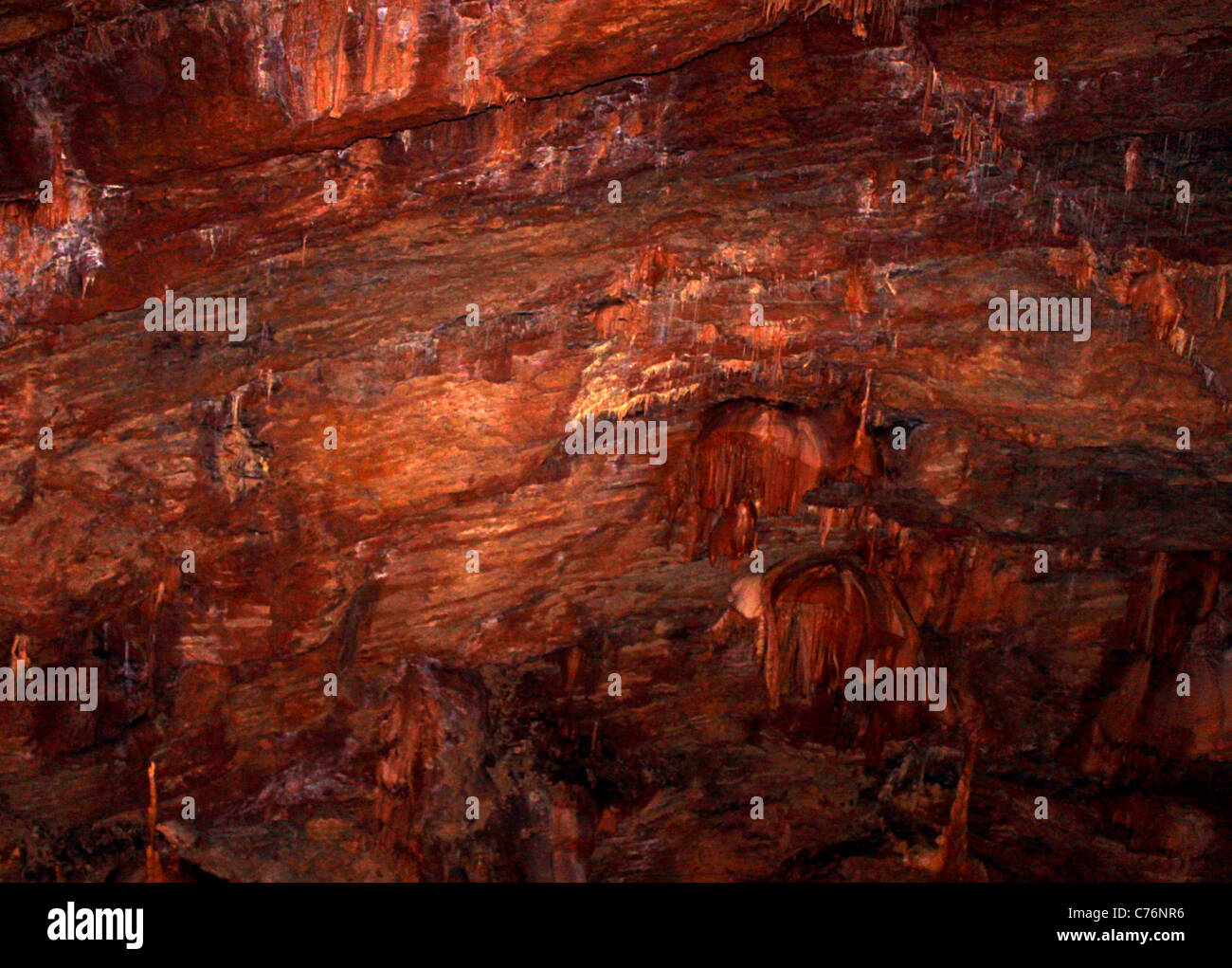 All'interno di una grotta: stalattiti e stalagmiti Foto Stock