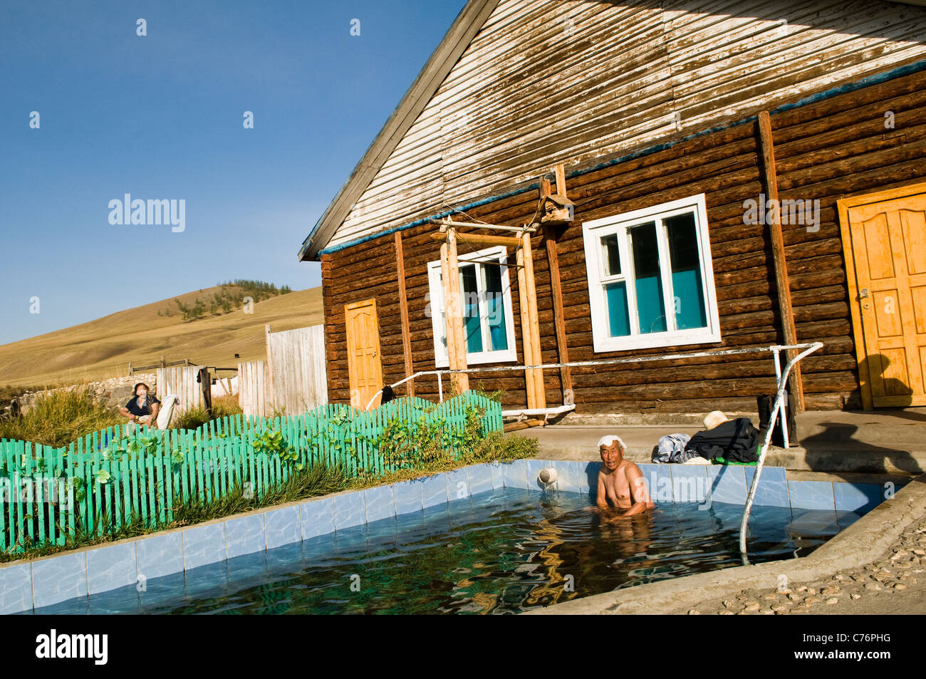 Godendo di un naturale bagno caldo nel nord della Mongolia. Foto Stock