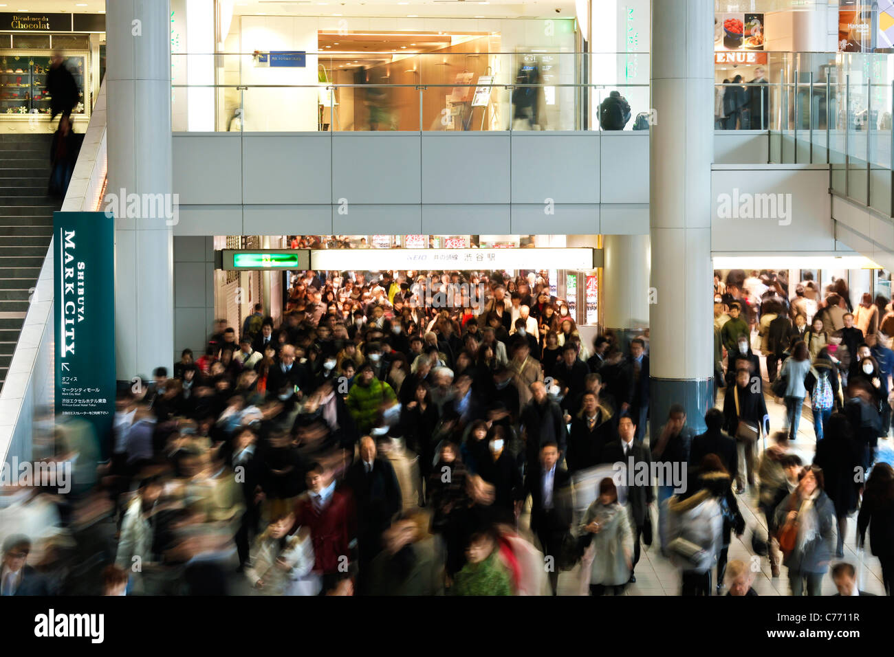 Asia, Giappone, Tokyo, quartiere Shibuya, pendolari mobile attraverso la stazione di Shibuya durante le ore di punta Foto Stock