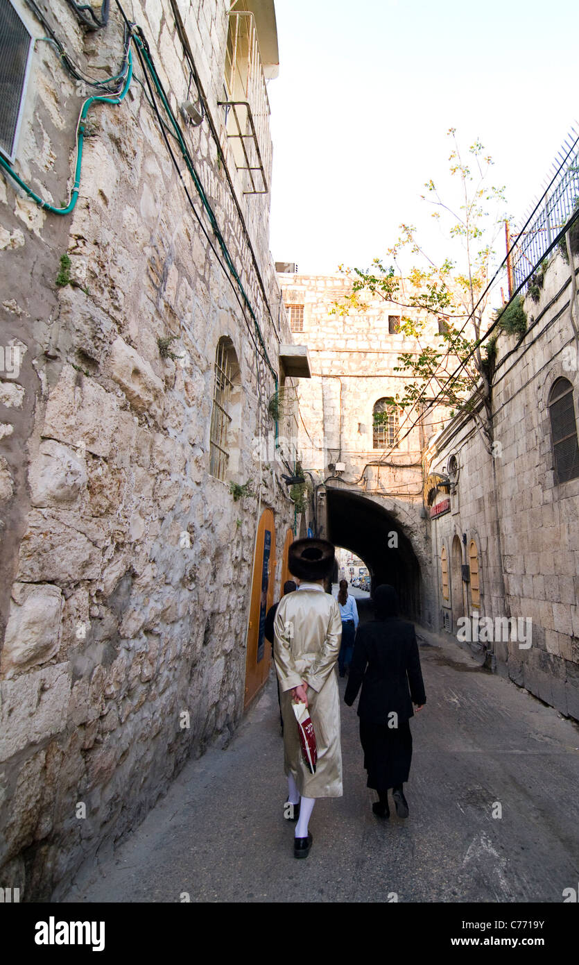 Ortodosso ebreo Hasidic giovane a piedi attraverso il quartiere armeno sul loro modo al muro del pianto. Foto Stock