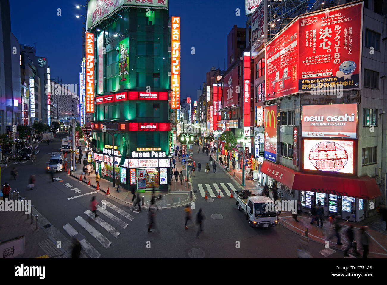 Asia, Giappone, Tokyo Shinjuku, le luci al neon del quartiere di Shinjuku di notte Foto Stock