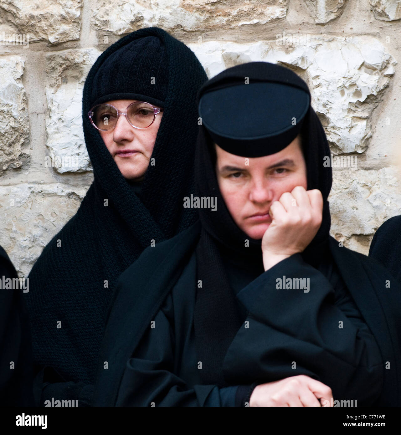 Pellegrini cristiani nella città vecchia di Gerusalemme nel giorno di Venerdì santo giorno. Foto Stock