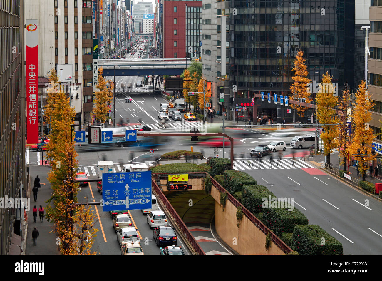 Asia, Giappone, Honshu, Tokyo, Ginza, elegante quartiere dello shopping e dei divertimenti visto lungo Chuo Dori Street Foto Stock