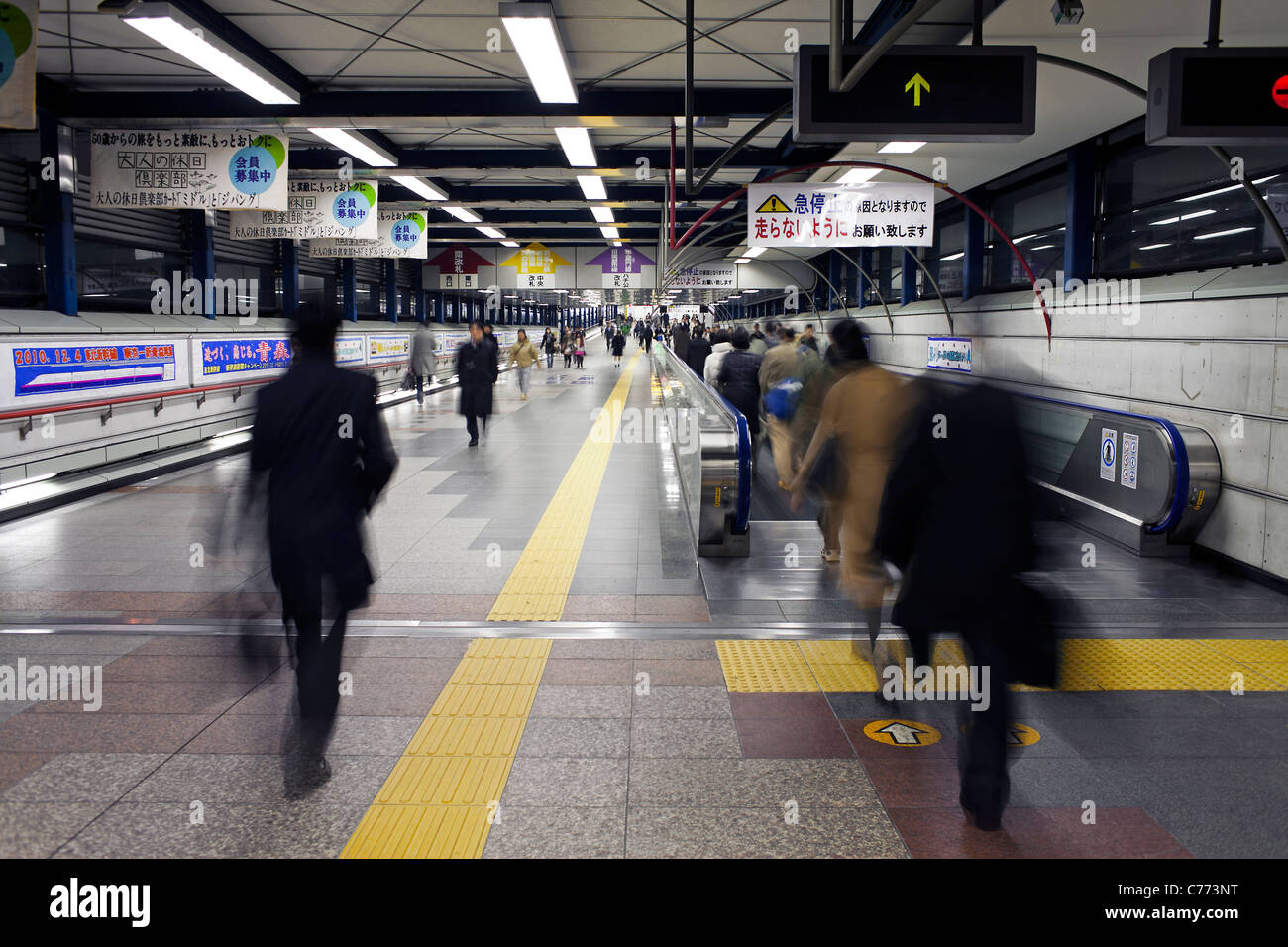 Asia, Giappone, Tokyo, quartiere Shibuya, pendolari mobile attraverso la stazione di Shibuya durante le ore di punta Foto Stock