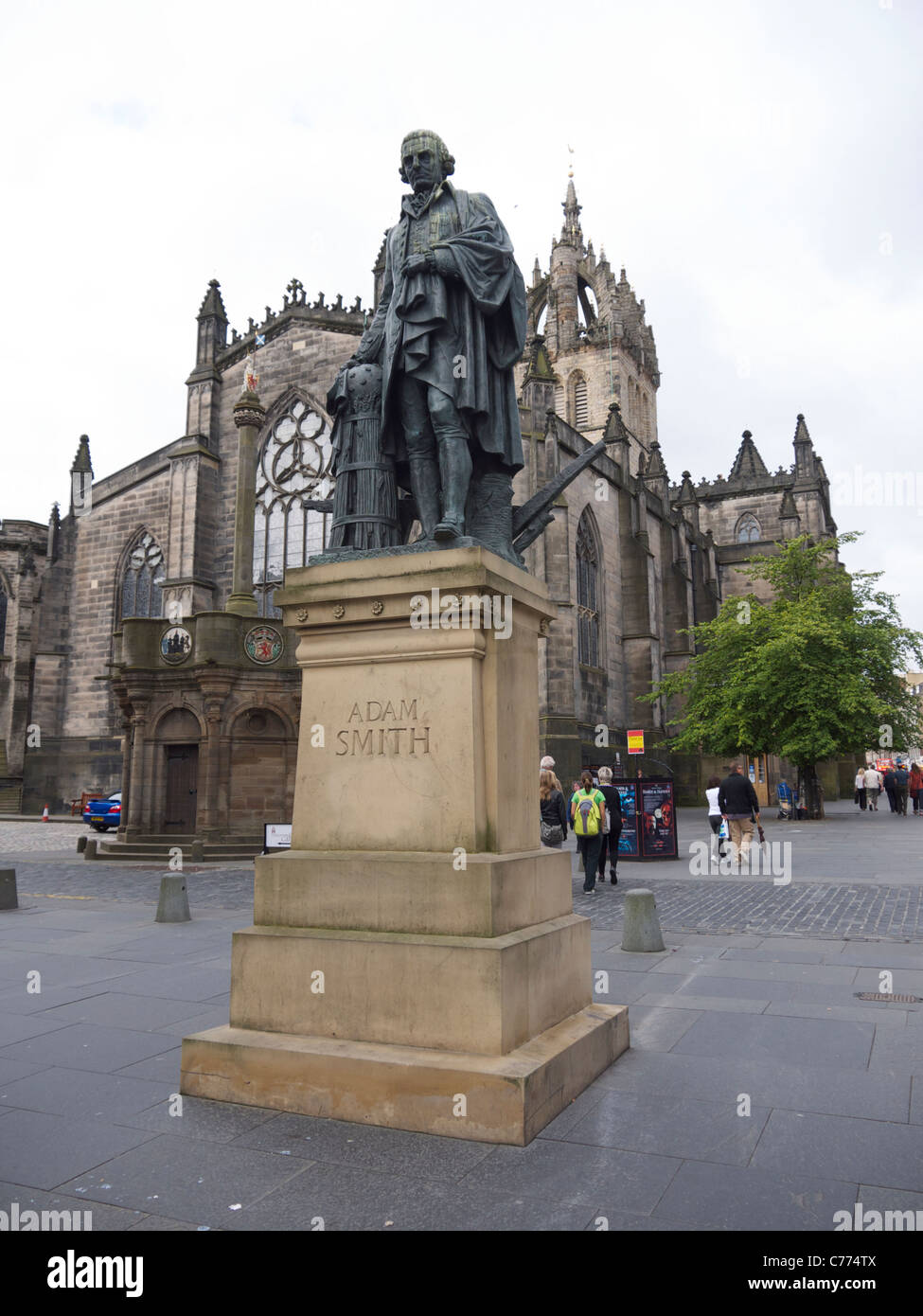 Statua di Adam Smith di fronte la Cattedrale di Edimburgo Foto Stock