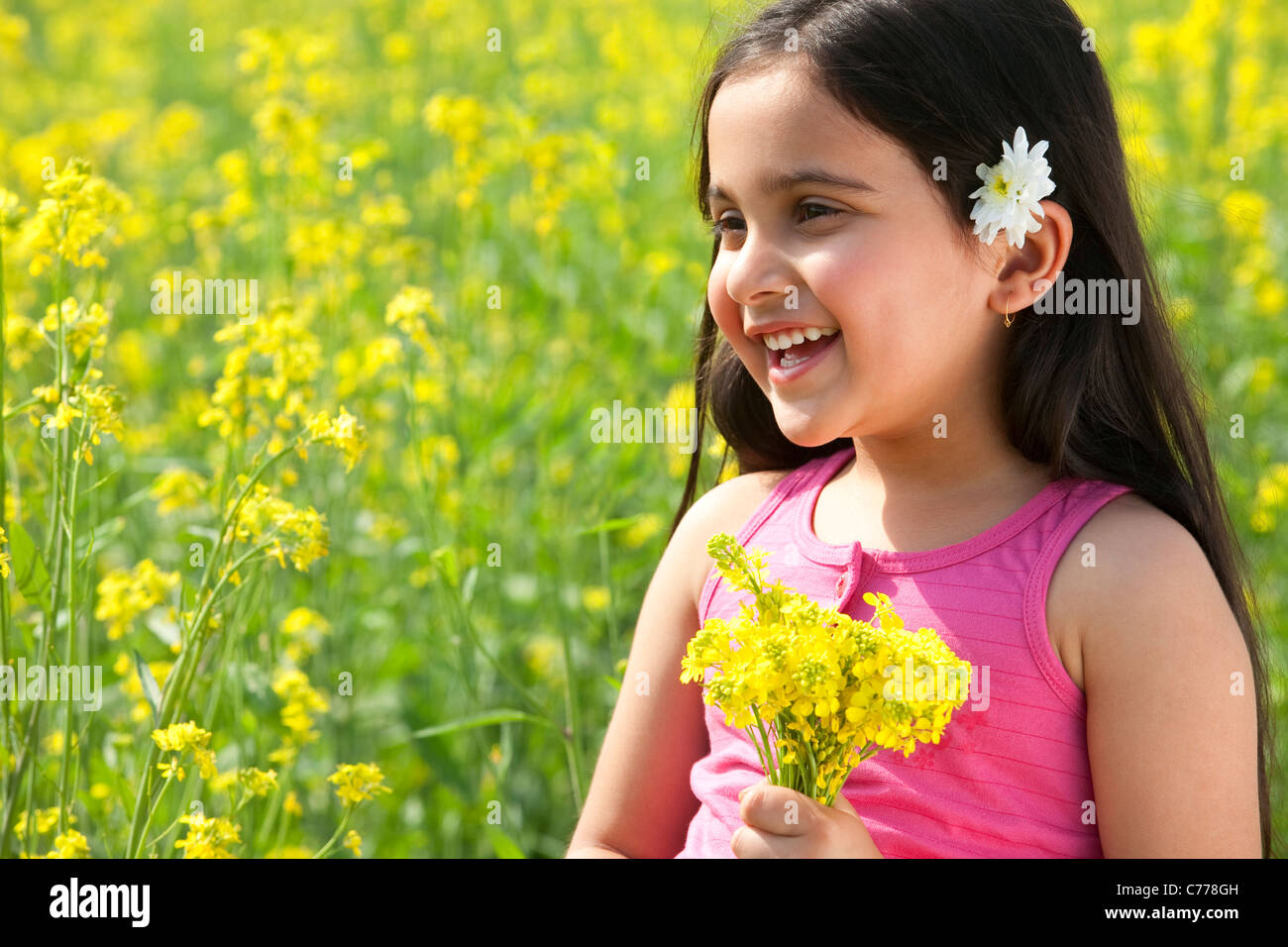 Giovane ragazza con fiori Foto Stock