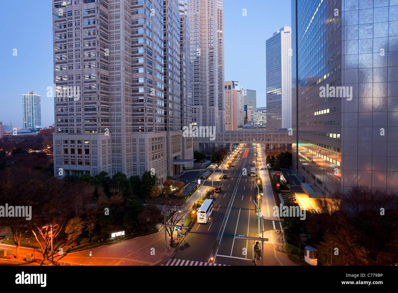 Asia, Giappone, Tokyo Shinjuku, elevato aumento edifici per uffici nel quartiere finanziario Foto Stock