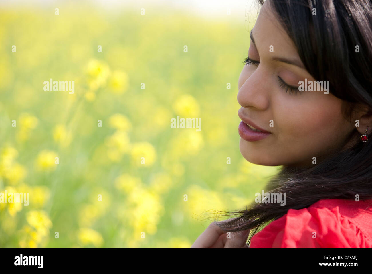 Giovane donna di godere in un campo Foto Stock