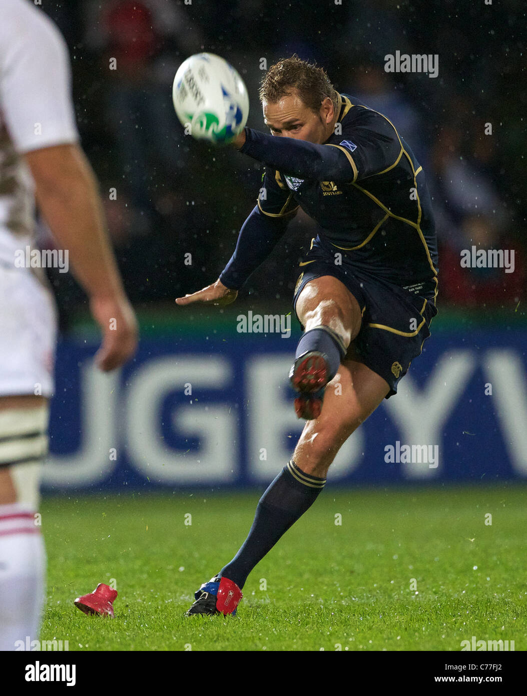 Dan Parks, Scozia, calci una penalità durante la Scozia V Georgia Pool B corrispondano durante l'IRB Coppa del Mondo di Rugby torneo. Foto Stock