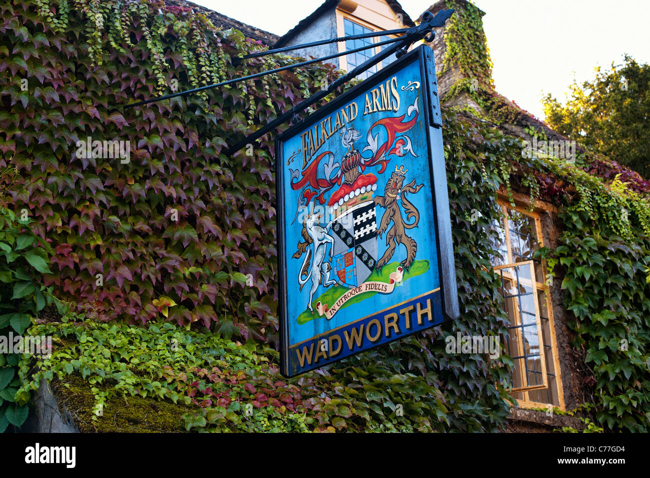 Falkland Arms pub segno a grande Tew , Oxfordshire, Inghilterra Foto Stock