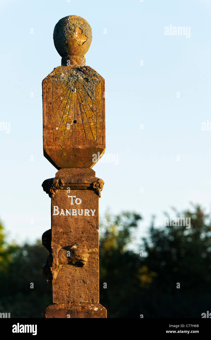 Wroxton montante di guida / datata modo indicatore . Cartelli storici nella zona di Banbury. Oxfordshire. Inghilterra Foto Stock