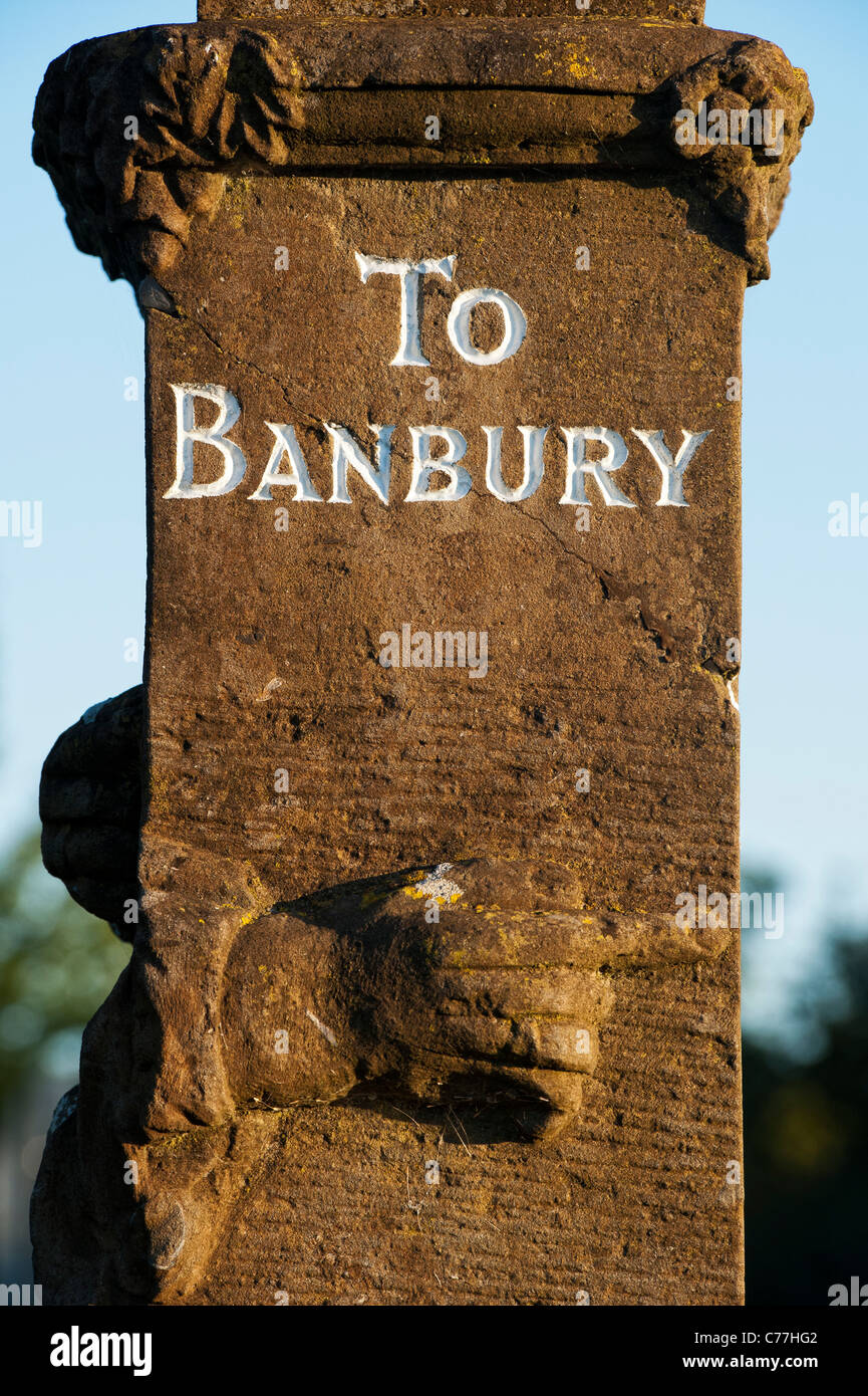 Wroxton montante di guida / datata modo indicatore . Cartelli storici nella zona di Banbury. Oxfordshire. Inghilterra Foto Stock